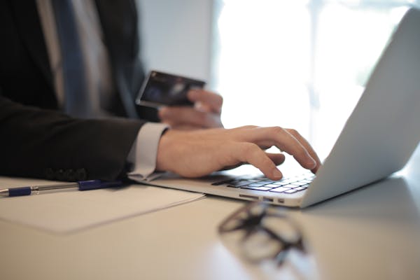 Señales o pago completo: qué funciona mejor para reducir ausencias